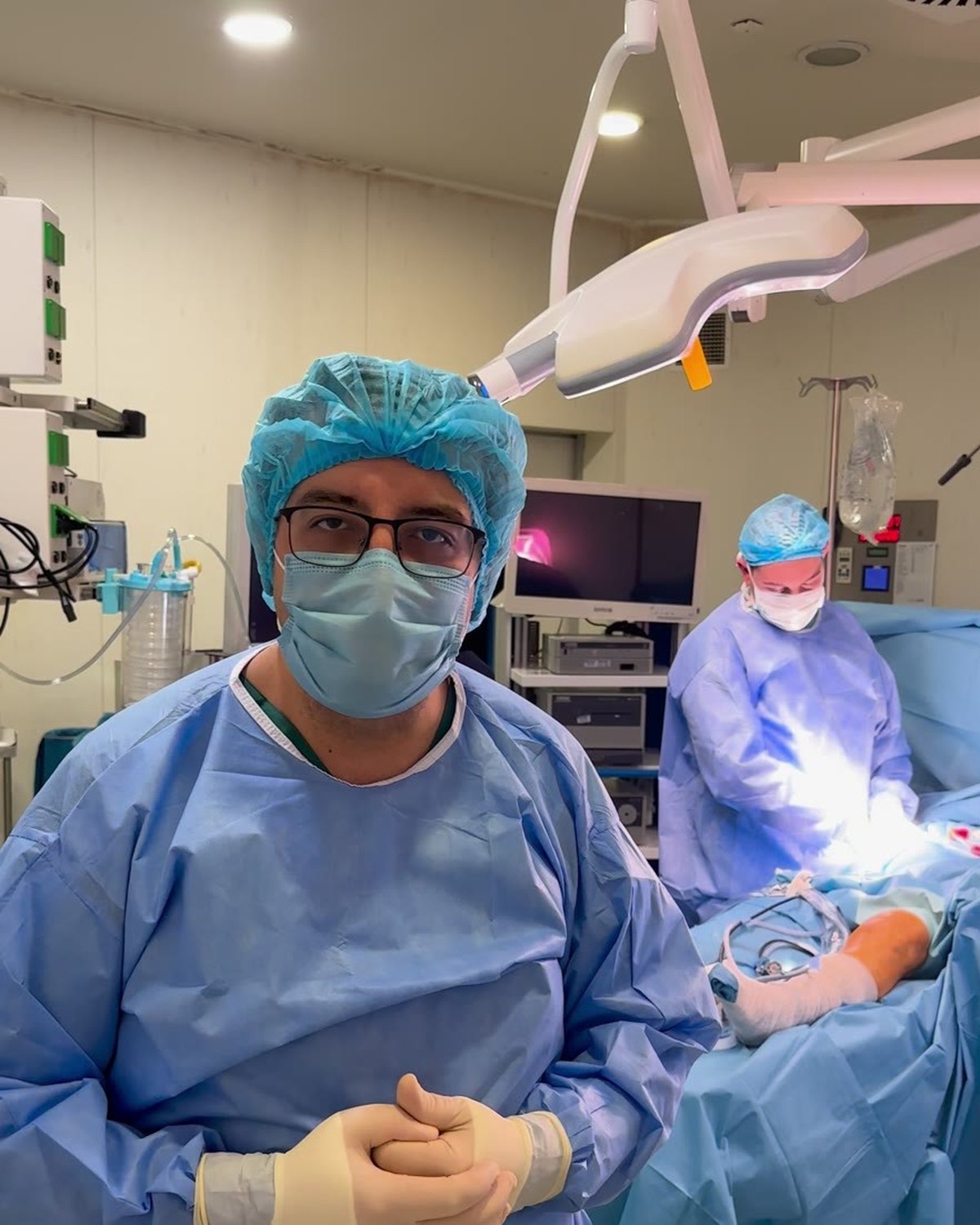 Op. Dr. Enis Gürsel ameliyathanede