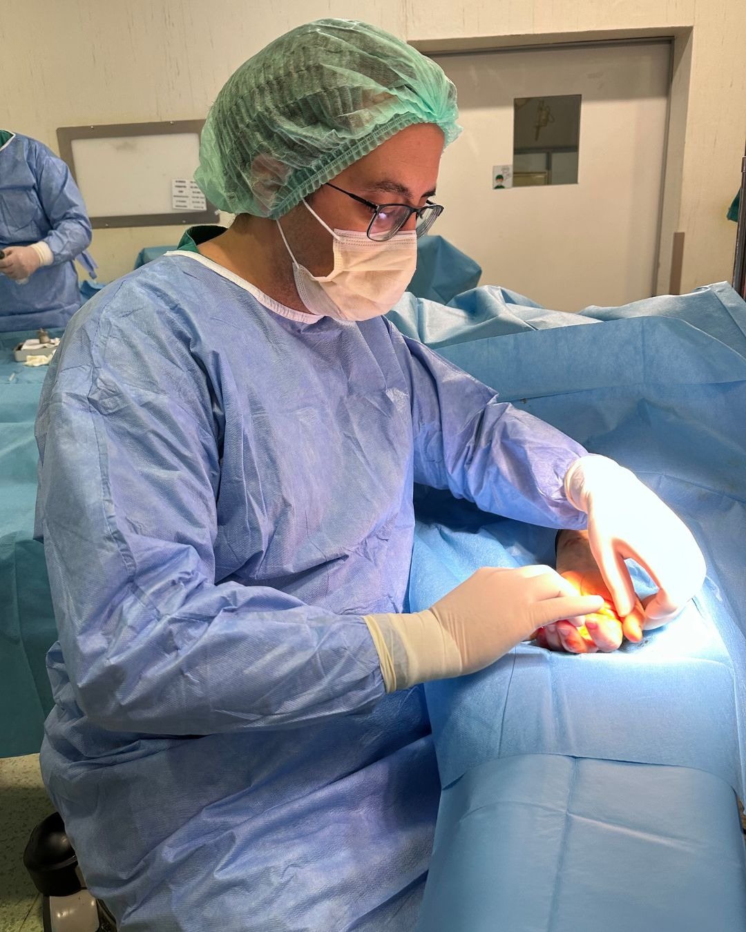 Op. Dr. Enis Gürsel el ameliyatında