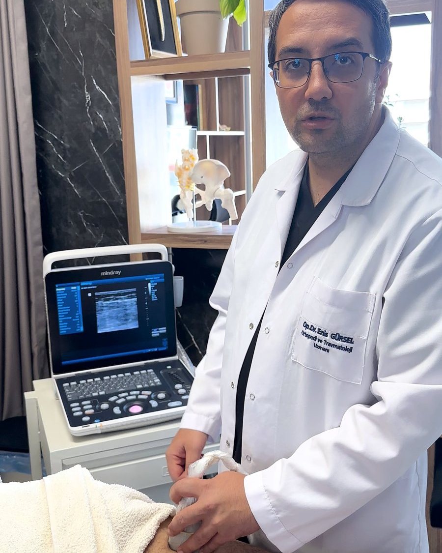 Op. Dr. Enis Gürsel ultrason cihazının başında