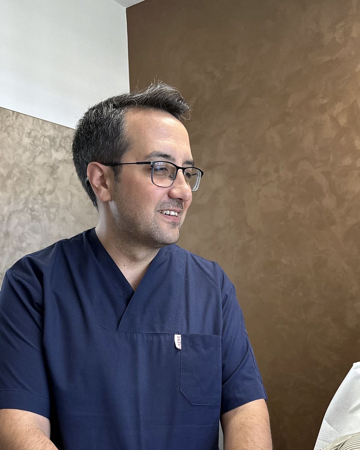Dr. Gürsel muayenehanesinde
