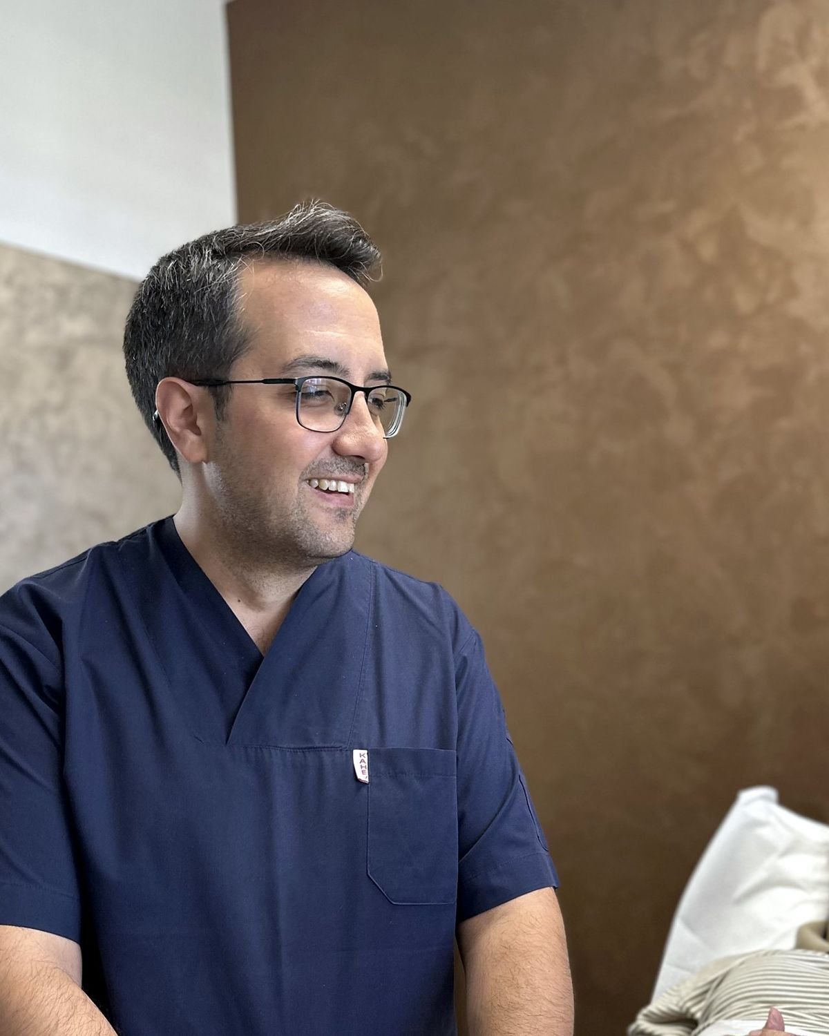 Dr. Gürsel muayene sırasında hastasıyla konuşurken