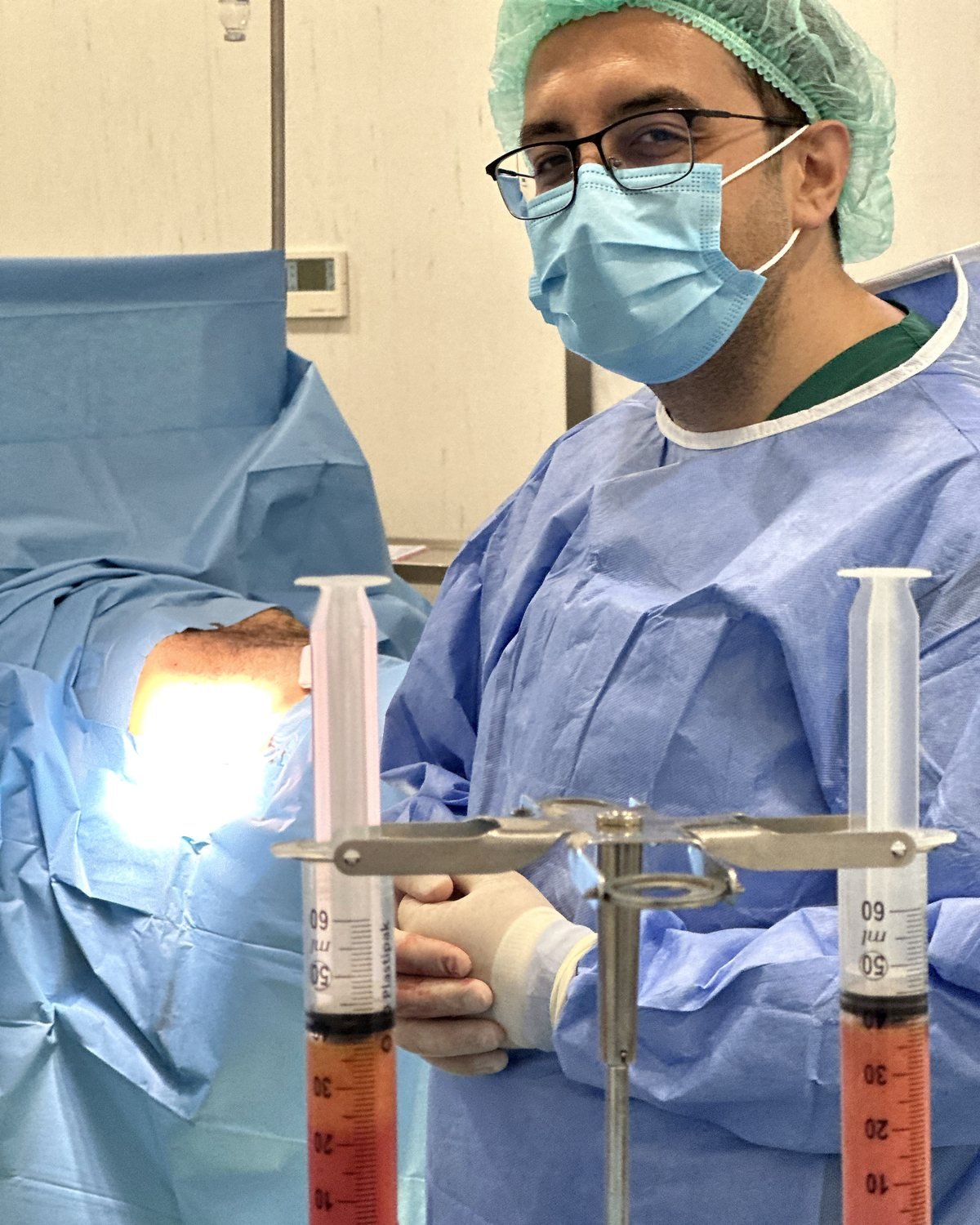 Op. Dr. Enis Gürsel, ameliyathanede hazırlanan yağ dokusu enjektörleriyle