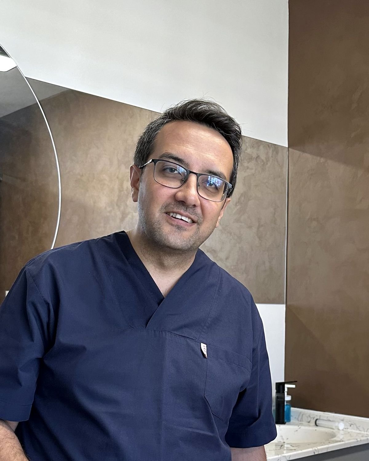 Dr. Gürsel muayene odasında