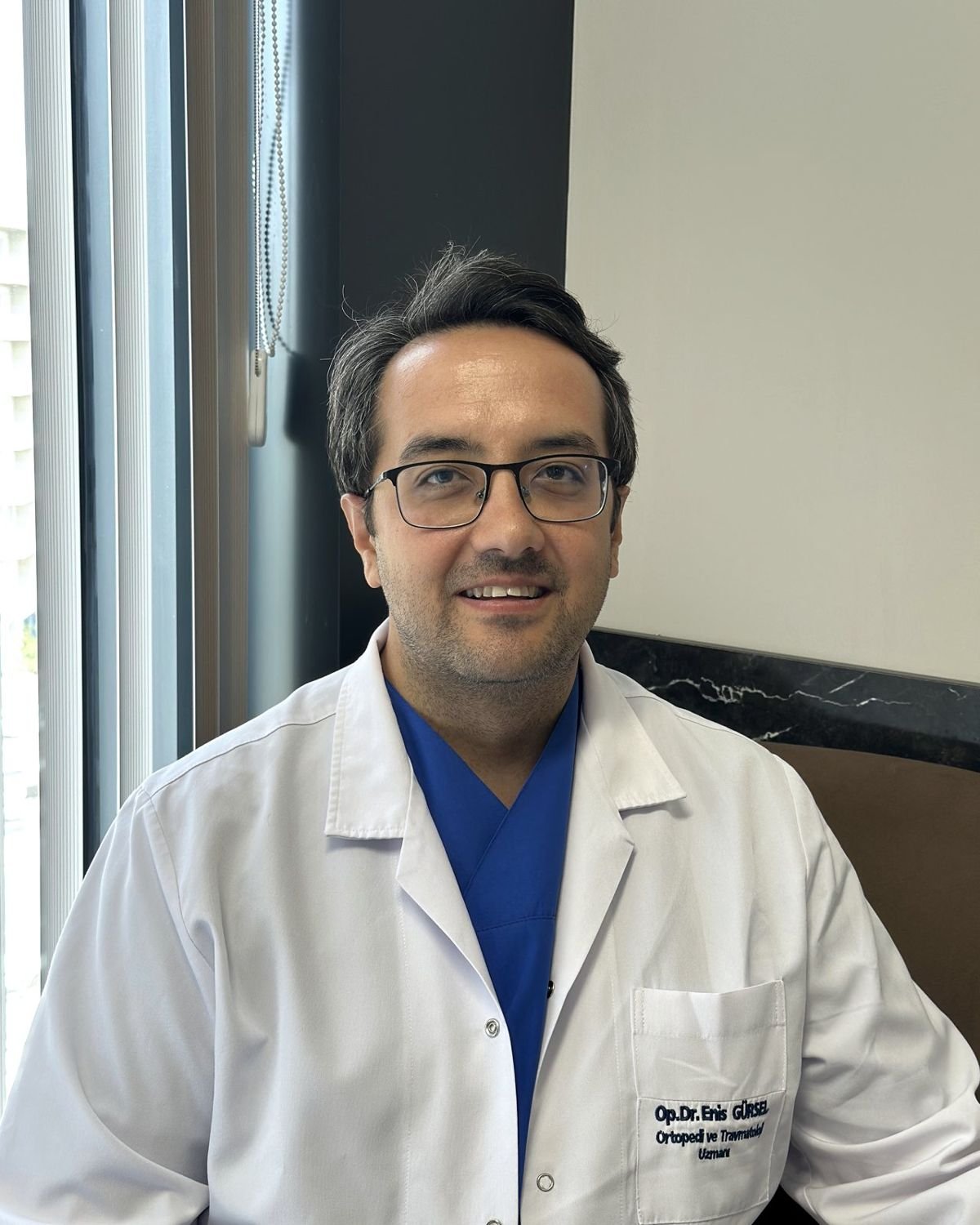 Op. Dr. Enis Gürsel, muayenehanesinde