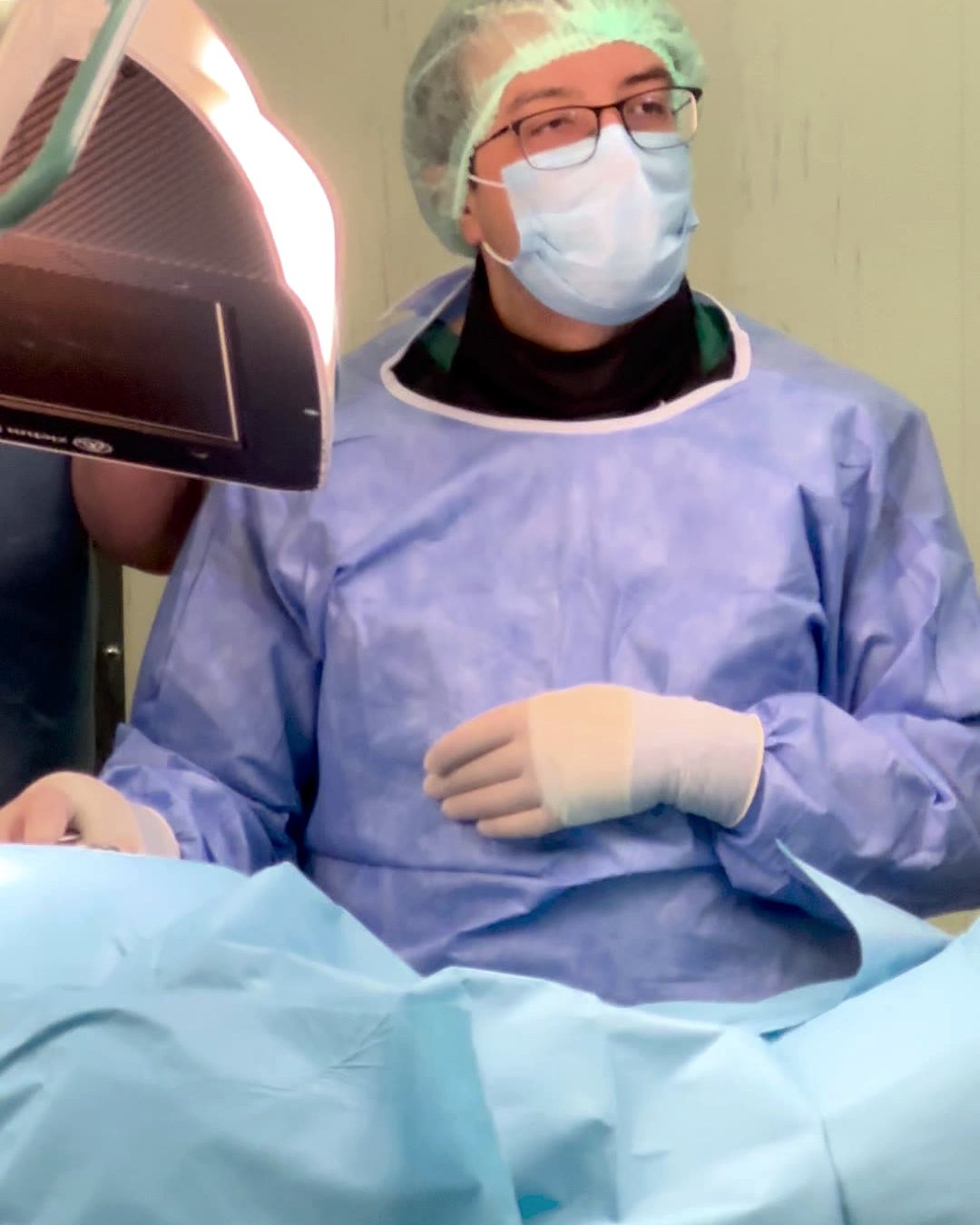 Op. Dr. Enis Gürsel ameliyathanede, skopi cihazının yanında